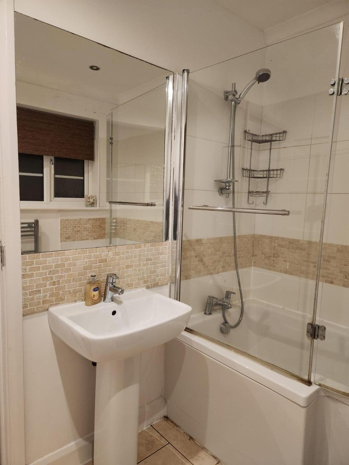 D Elmdon Homestay Shared 4 Bedrooms เบอร์มิงแฮม ภายนอก รูปภาพ