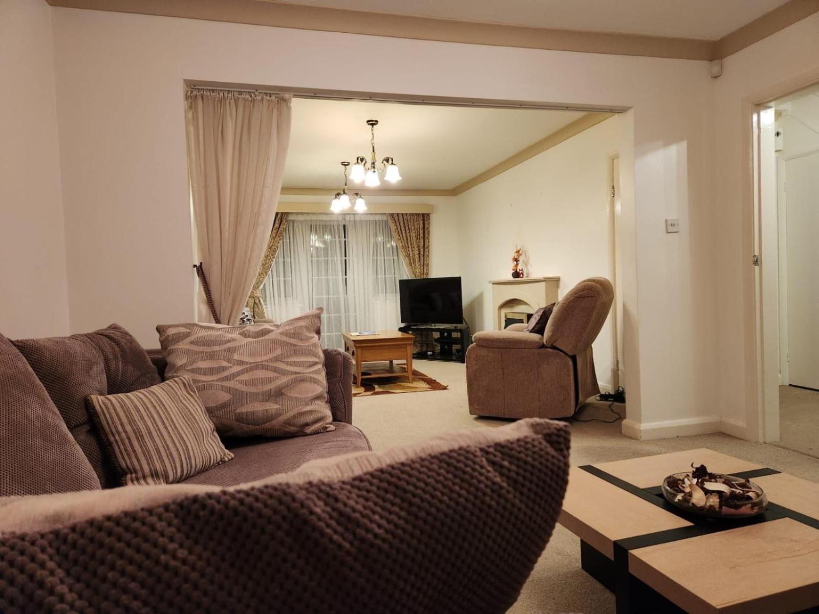 D Elmdon Homestay Shared 4 Bedrooms เบอร์มิงแฮม ภายนอก รูปภาพ