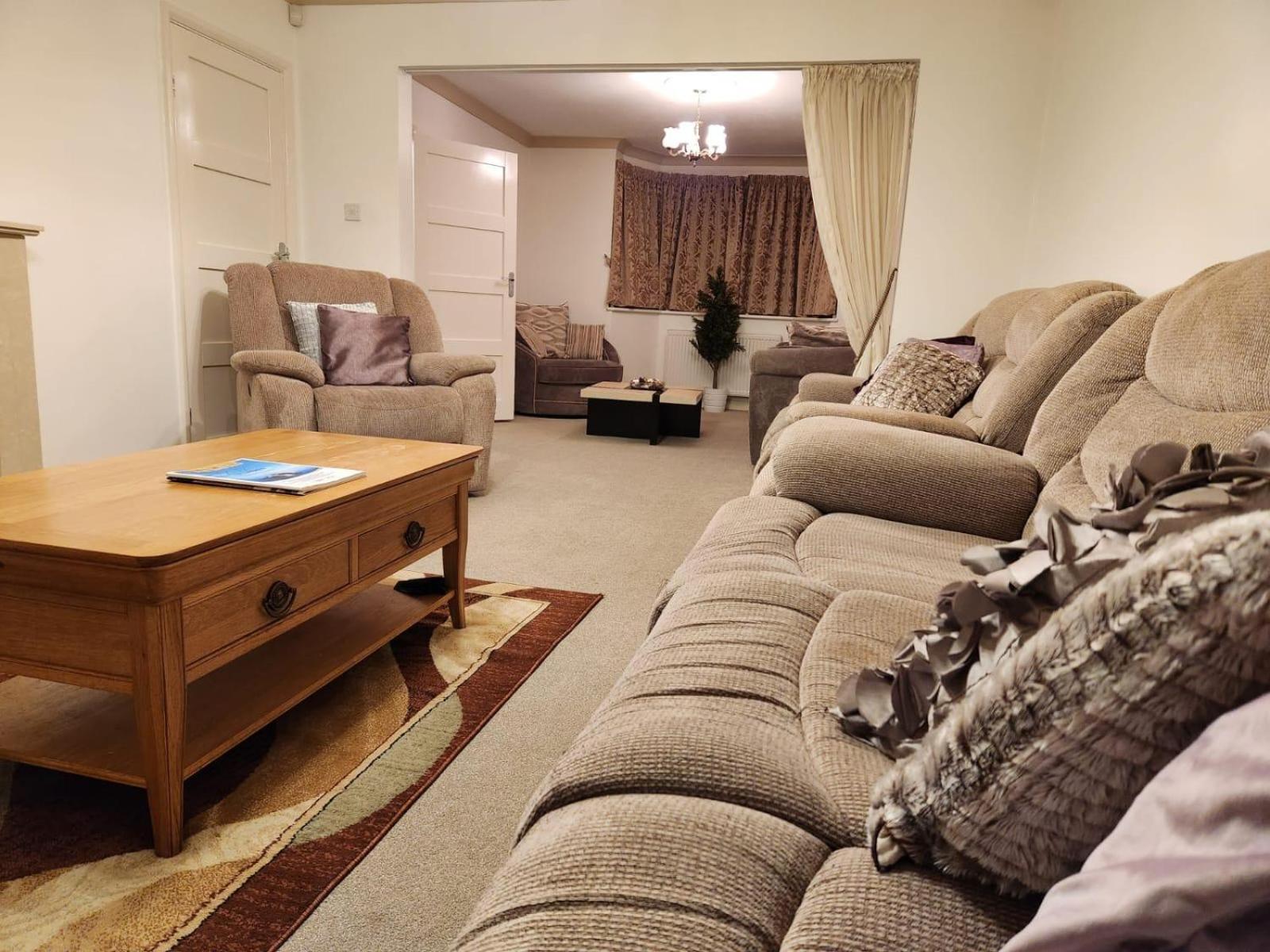 D Elmdon Homestay Shared 4 Bedrooms เบอร์มิงแฮม ภายนอก รูปภาพ