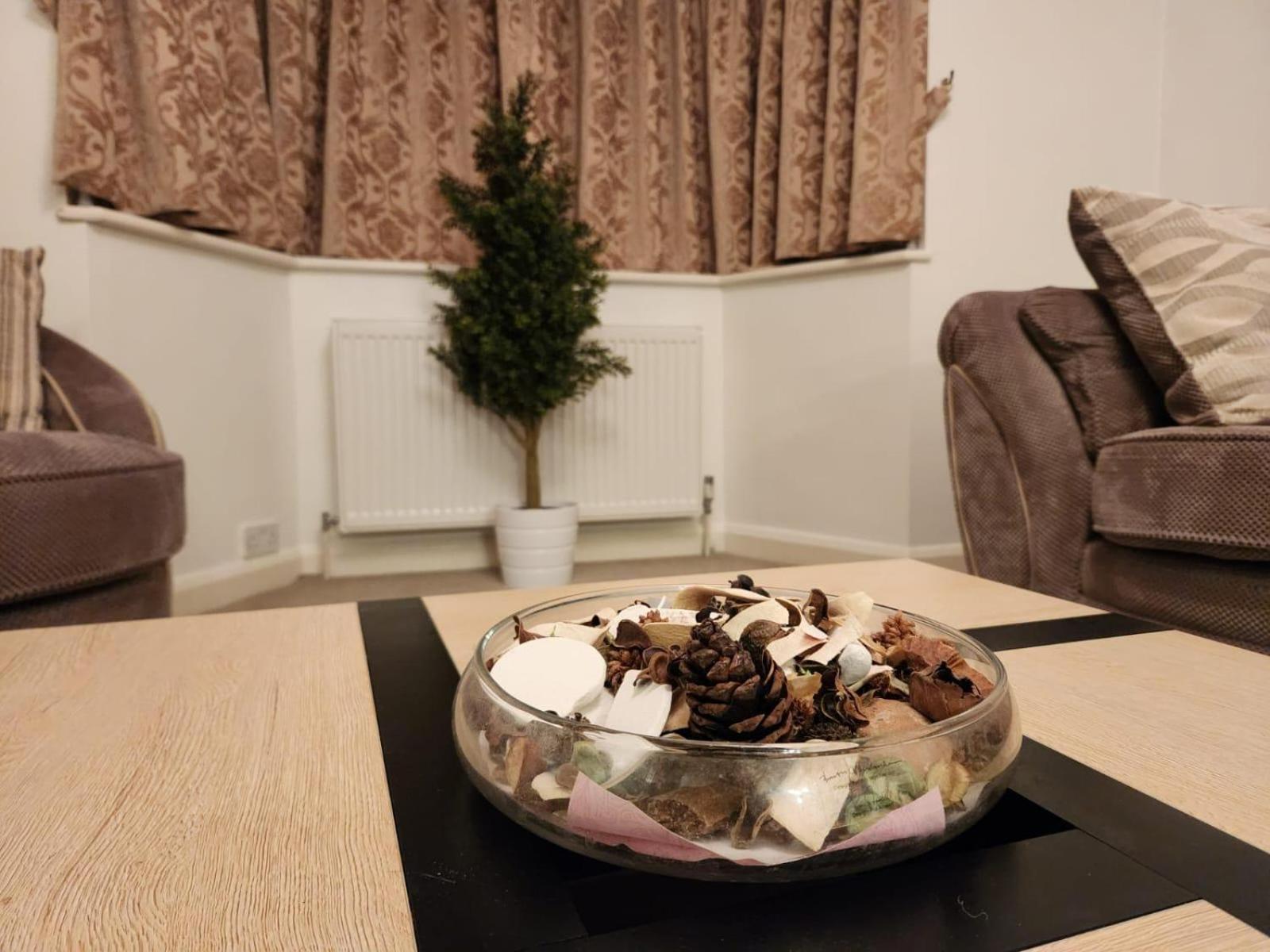 D Elmdon Homestay Shared 4 Bedrooms เบอร์มิงแฮม ภายนอก รูปภาพ